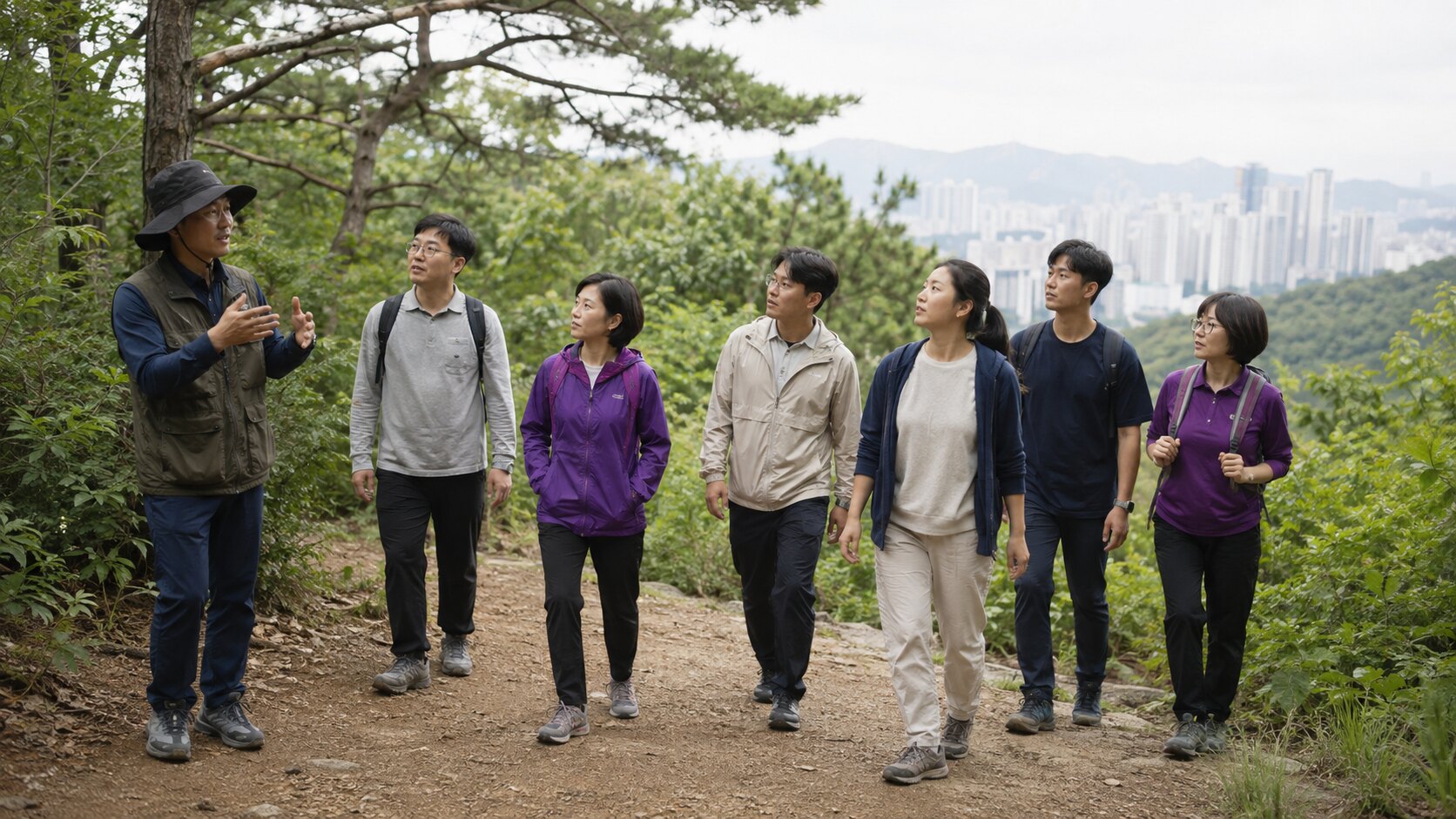 숲해설가와 안산 자락길을 걷는 참여자들