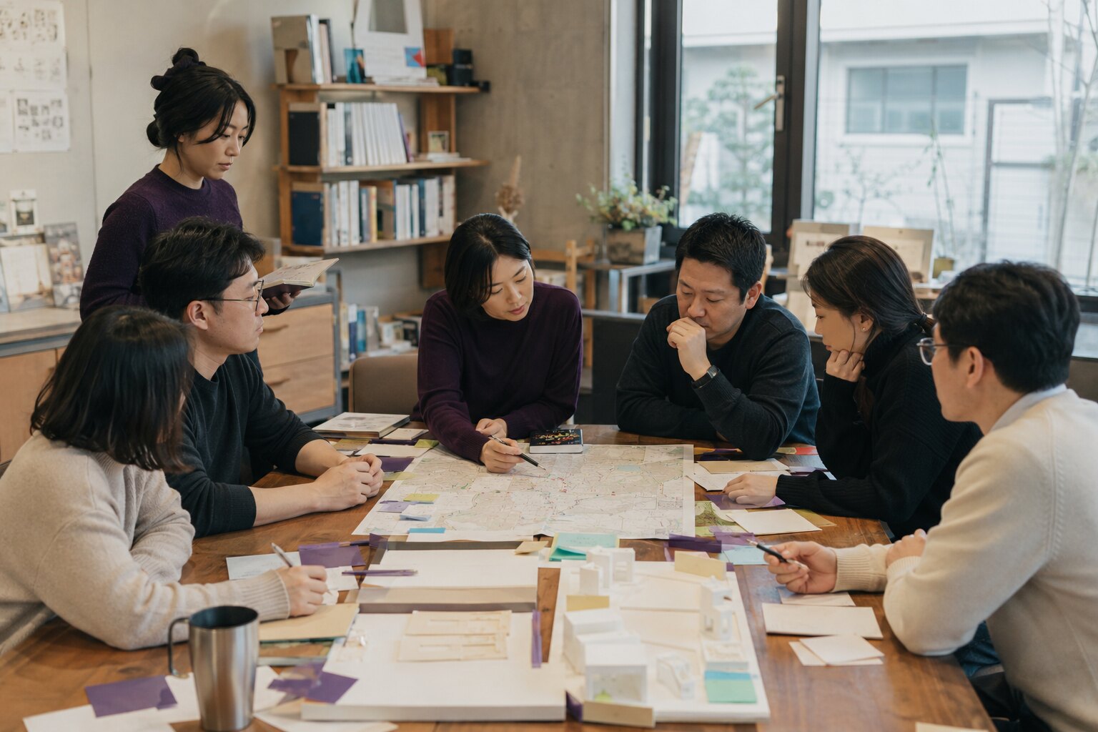 주민과 운영자가 지역 지도를 보며 함께 기획하는 모습